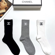 配包装 🌟【一盒3 双】 🌟Chanel 香奈儿 经典字母logo 纯棉中筒袜 🌟ins爆款!专柜在售ing 🌟好看到 配包装 🌟【一盒3 双】 🌟Chanel 香奈儿 经典字母logo 纯棉中筒袜 🌟ins爆款!专柜在售ing 🌟好看到