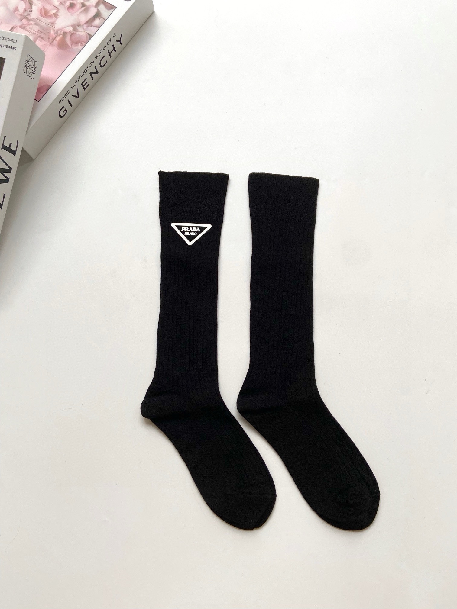 配包装 🌟【一盒一双】 🌟Prada 普拉达 经典字母logo 纯棉 小腿袜 双针针织工艺. 🌟ins爆款！专柜在售in