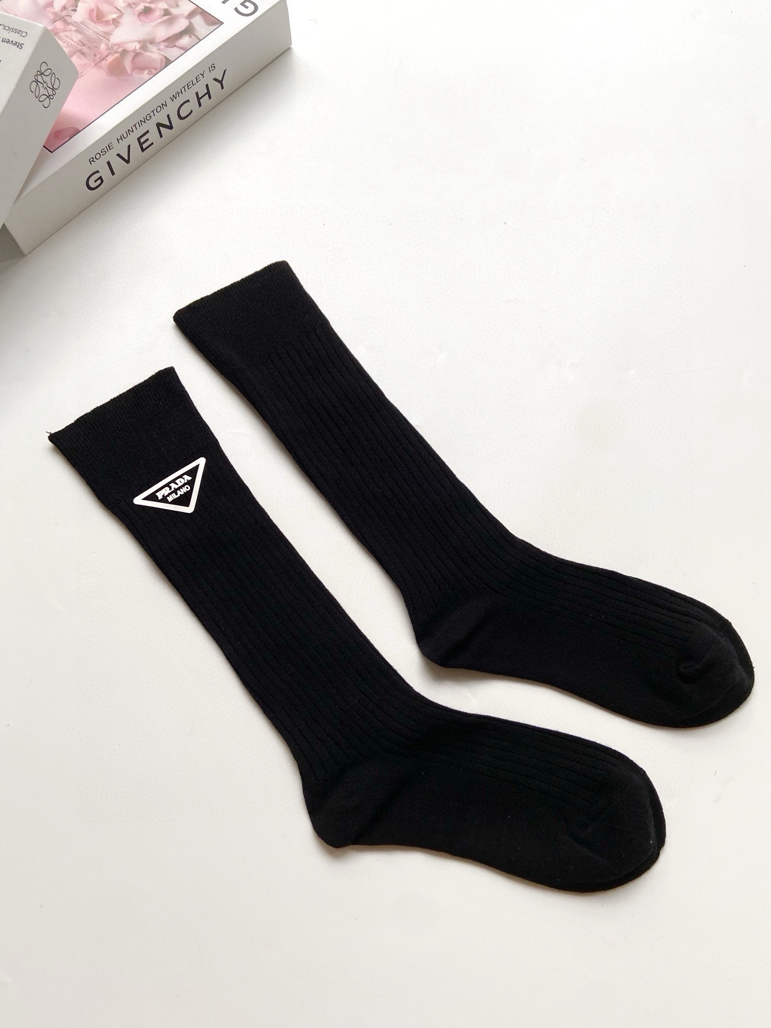 配包装 🌟【一盒一双】 🌟Prada 普拉达 经典字母logo 纯棉 小腿袜 双针针织工艺. 🌟ins爆款！专柜在售in