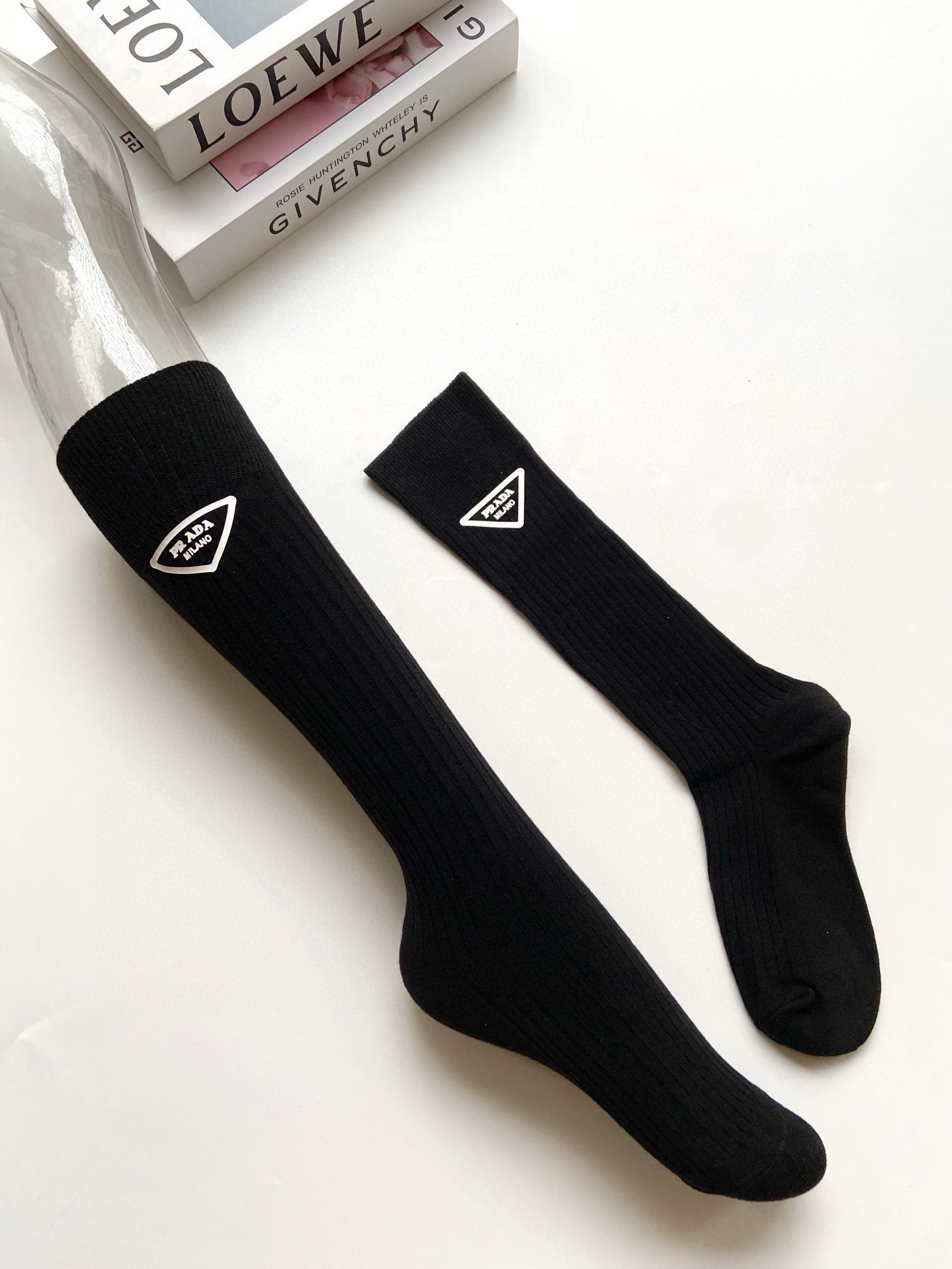 配包装 🌟【一盒一双】 🌟Prada 普拉达 经典字母logo 纯棉 小腿袜 双针针织工艺. 🌟ins爆款！专柜在售in