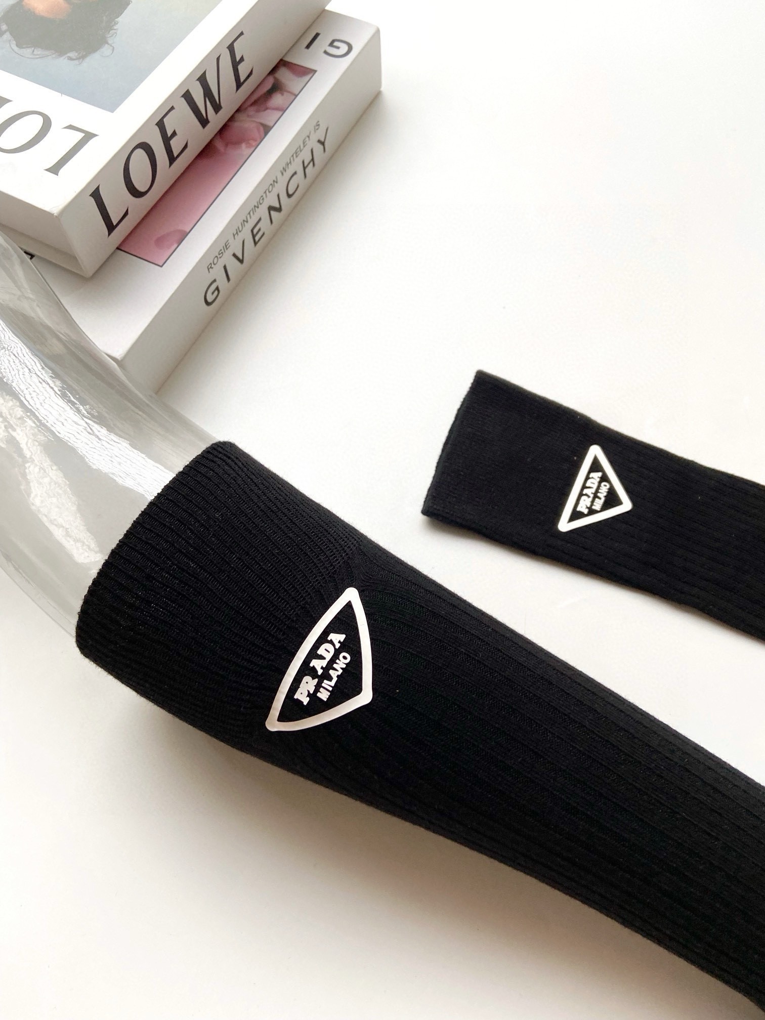 配包装 🌟【一盒一双】 🌟Prada 普拉达 经典字母logo 纯棉 小腿袜 双针针织工艺. 🌟ins爆款！专柜在售in