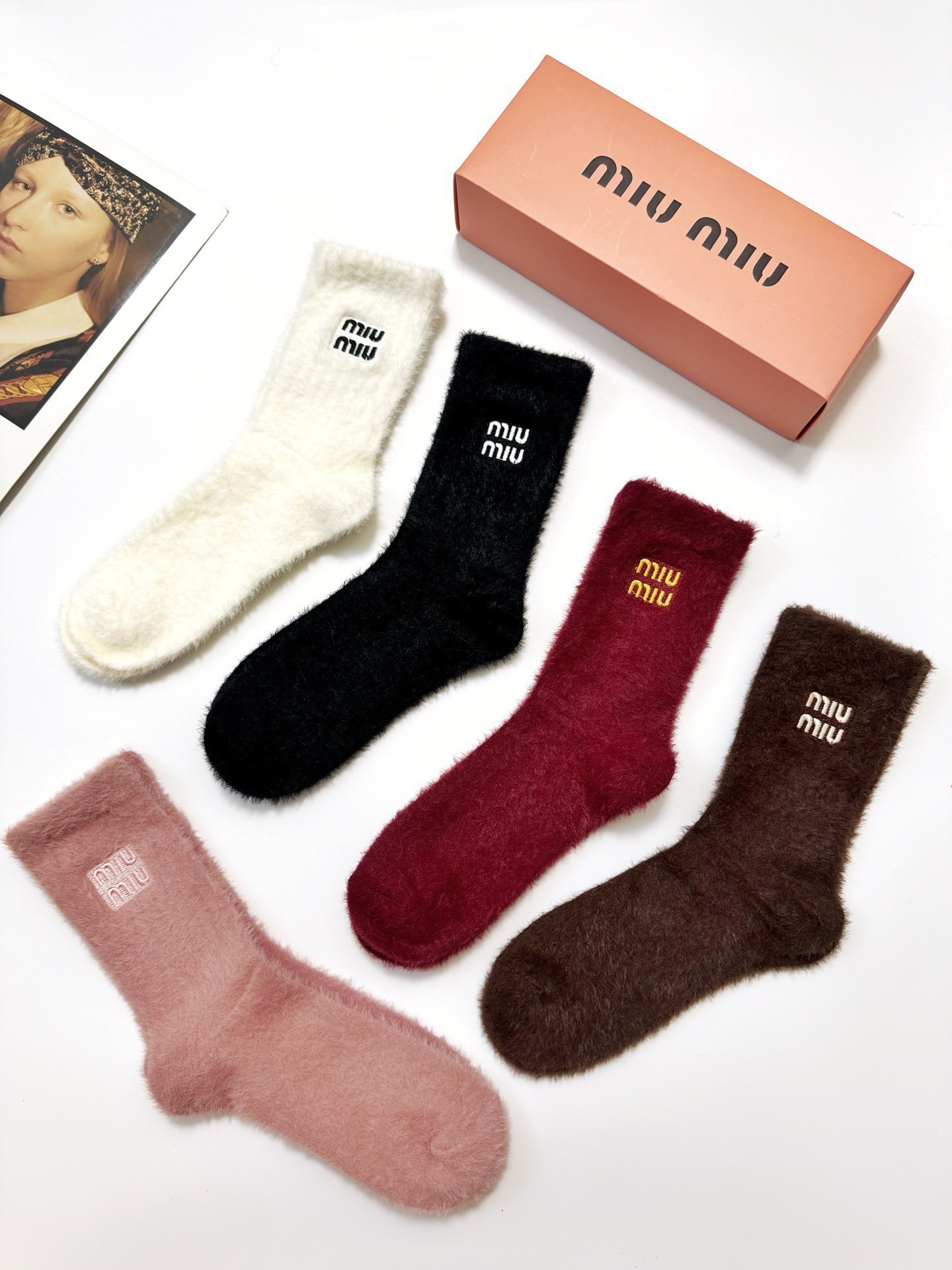 配包装 🌟【一盒5 双】 🌟缪缪 miumiu欧美大牌 经典字母 logo 水貂绒中筒袜  ！超级软糯亲肤！ 🌟ins爆