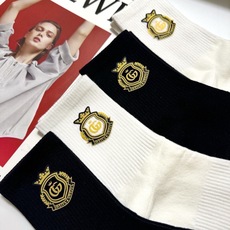 配包装 🌟【一盒4 双】 🌟Gucci 古琦 经典字母logo纯棉中筒袜 🌟ins爆款!专柜在售ing 🌟好看到爆炸 配包装 🌟【一盒4 双】 🌟Gucci 古琦 经典字母logo纯棉中筒袜 🌟ins爆款!专柜在售ing 🌟好看到爆炸
