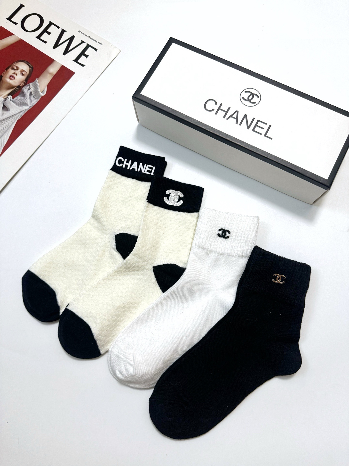 配包装 🌟【一盒4 双】 🌟Chanel 香奈儿 经典纯色 字母logo 纯棉中筒袜  🌟ins爆款！专柜在售ing 🌟