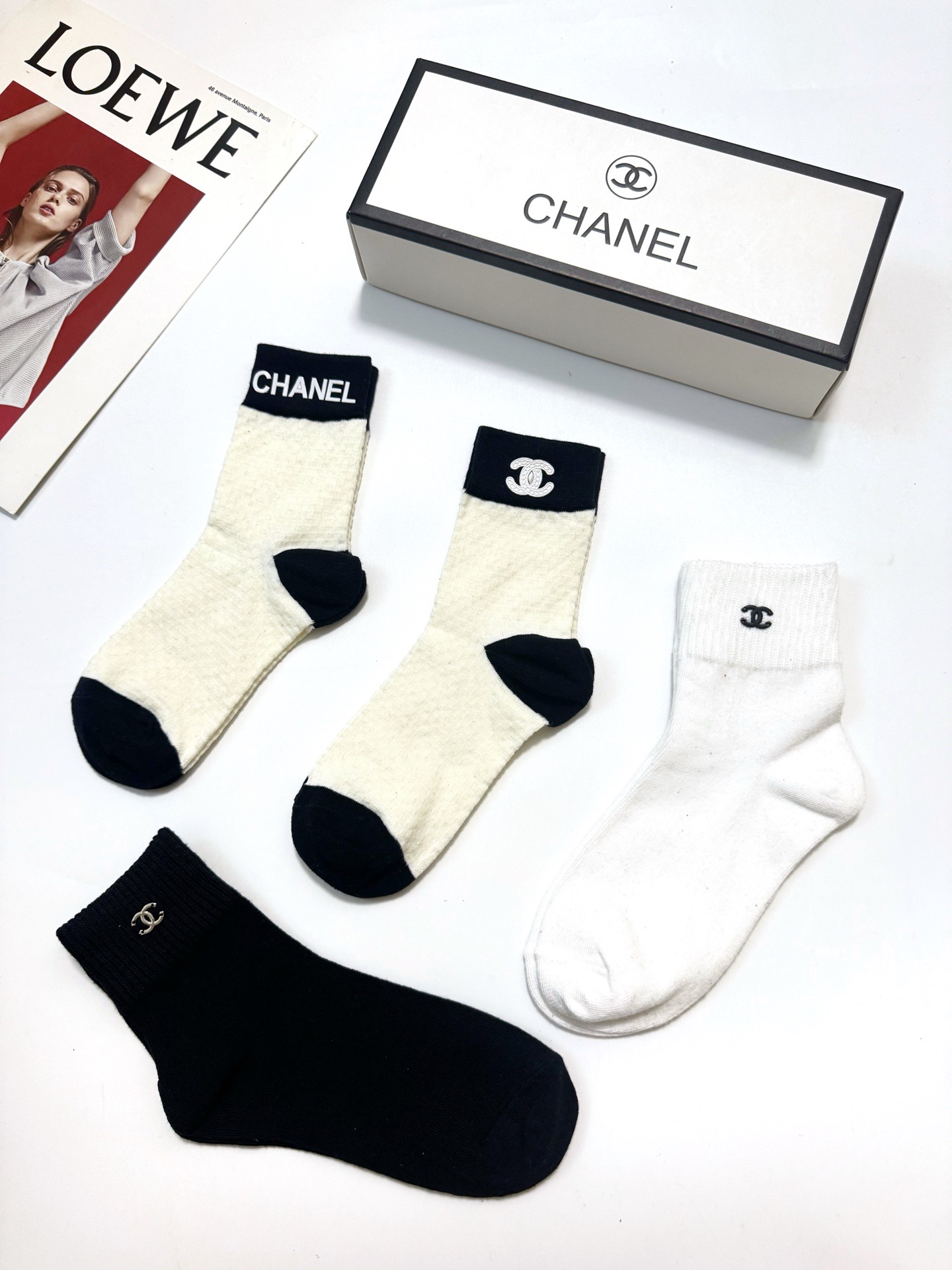 配包装 🌟【一盒4 双】 🌟Chanel 香奈儿 经典纯色 字母logo 纯棉中筒袜  🌟ins爆款！专柜在售ing 🌟