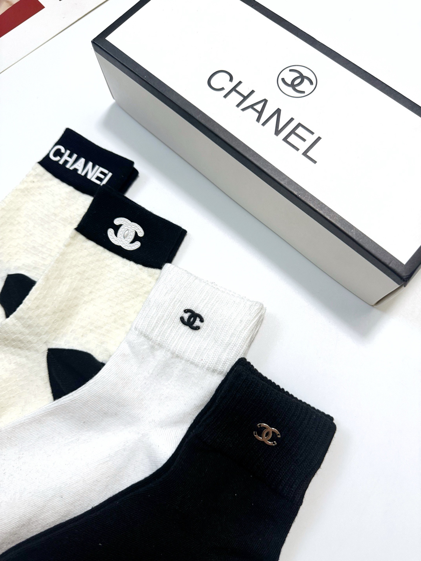 配包装 🌟【一盒4 双】 🌟Chanel 香奈儿 经典纯色 字母logo 纯棉中筒袜  🌟ins爆款！专柜在售ing 🌟