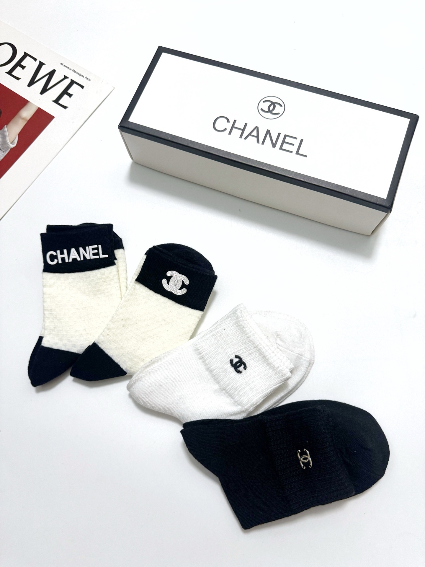 配包装 🌟【一盒4 双】 🌟Chanel 香奈儿 经典纯色 字母logo 纯棉中筒袜  🌟ins爆款！专柜在售ing 🌟