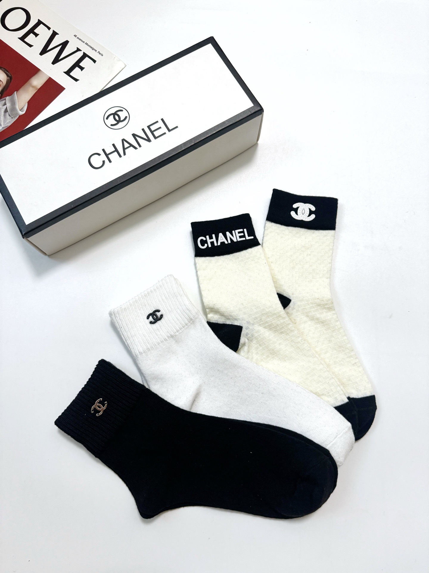 配包装 🌟【一盒4 双】 🌟Chanel 香奈儿 经典纯色 字母logo 纯棉中筒袜  🌟ins爆款！专柜在售ing 🌟