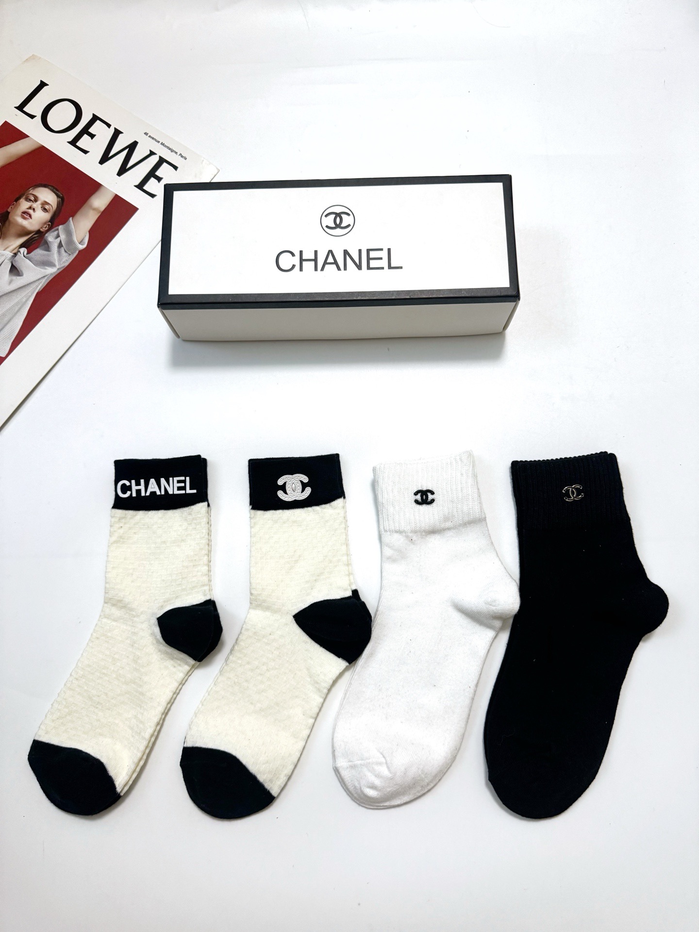 配包装 🌟【一盒4 双】 🌟Chanel 香奈儿 经典纯色 字母logo 纯棉中筒袜  🌟ins爆款！专柜在售ing 🌟