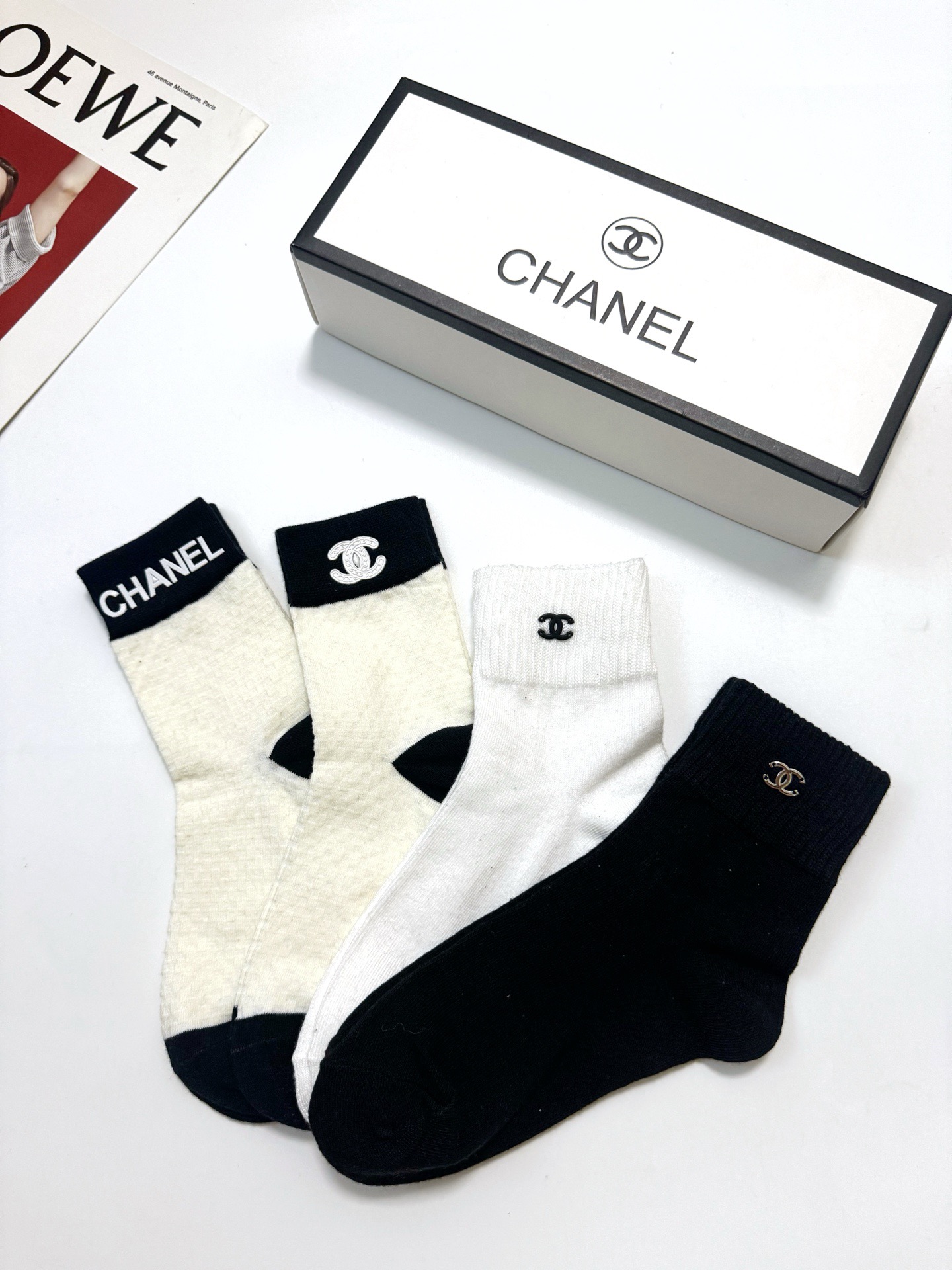 配包装 🌟【一盒4 双】 🌟Chanel 香奈儿 经典纯色 字母logo 纯棉中筒袜  🌟ins爆款！专柜在售ing 🌟