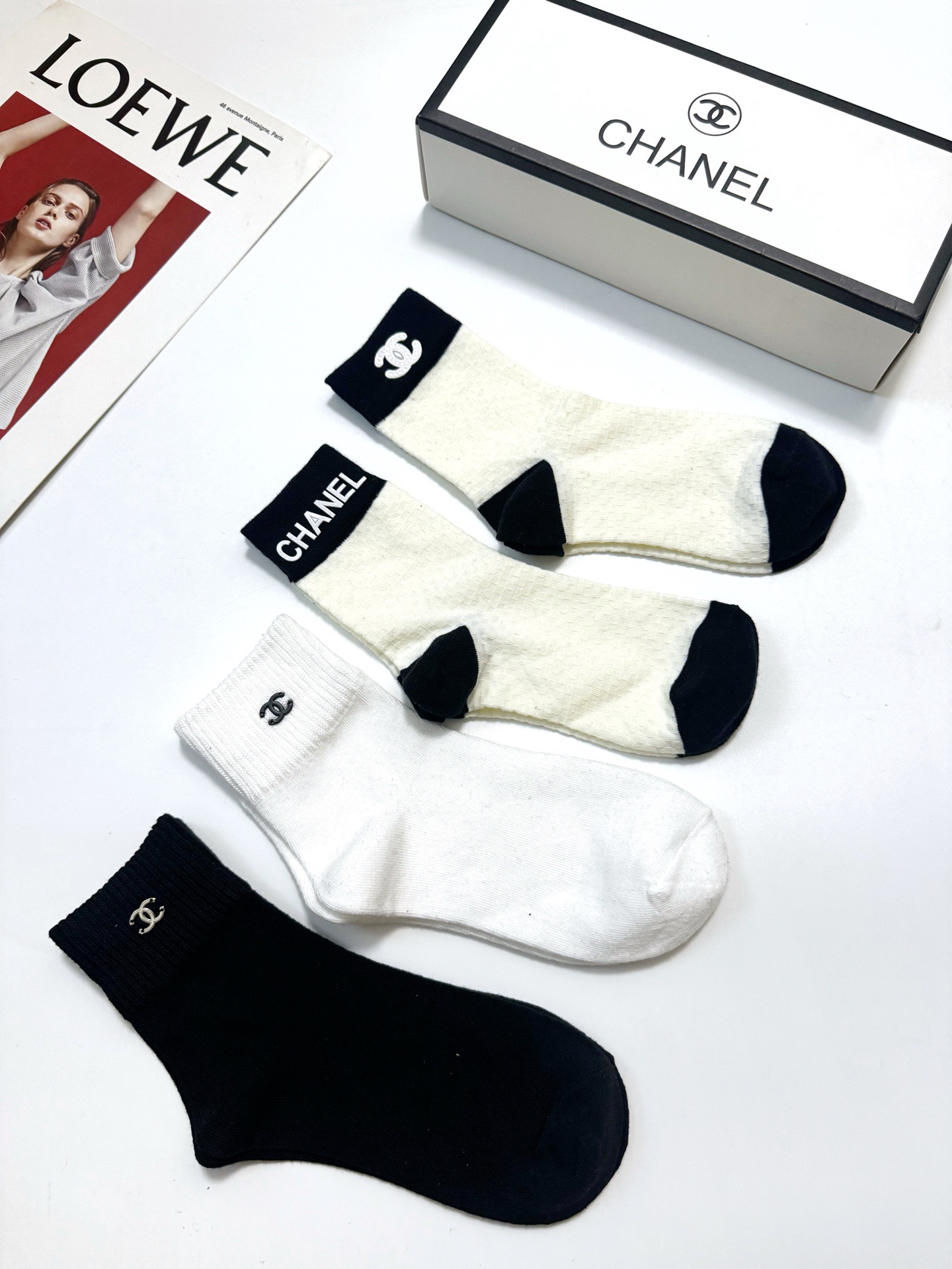 配包装 🌟【一盒4 双】 🌟Chanel 香奈儿 经典纯色 字母logo 纯棉中筒袜  🌟ins爆款！专柜在售ing 🌟