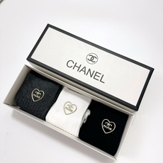 配包装 🌟【一盒3 双】 🌟Chanel 香奈儿 经典字母logo 纯棉中筒袜 🌟ins爆款!专柜在售ing 🌟好看到 配包装 🌟【一盒3 双】 🌟Chanel 香奈儿 经典字母logo 纯棉中筒袜 🌟ins爆款!专柜在售ing 🌟好看到