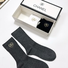 配包装 🌟【一盒3 双】 🌟Chanel 香奈儿 经典字母logo 纯棉中筒袜 🌟ins爆款!专柜在售ing 🌟好看到 配包装 🌟【一盒3 双】 🌟Chanel 香奈儿 经典字母logo 纯棉中筒袜 🌟ins爆款!专柜在售ing 🌟好看到