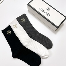 配包装 🌟【一盒3 双】 🌟Chanel 香奈儿 经典字母logo 纯棉中筒袜 🌟ins爆款!专柜在售ing 🌟好看到 配包装 🌟【一盒3 双】 🌟Chanel 香奈儿 经典字母logo 纯棉中筒袜 🌟ins爆款!专柜在售ing 🌟好看到
