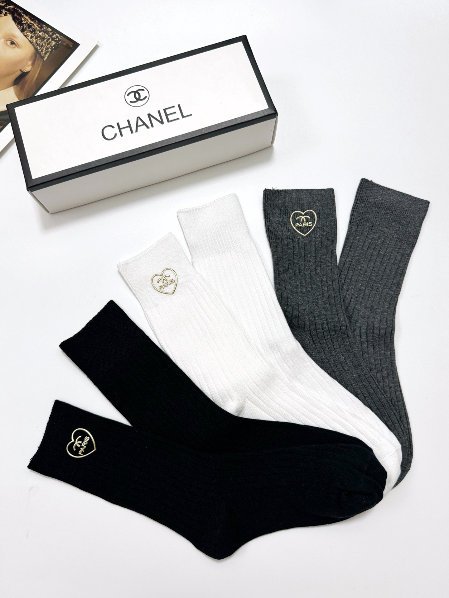 配包装 🌟【一盒3 双】 🌟Chanel 香奈儿 经典字母logo 纯棉中筒袜 🌟ins爆款!专柜在售ing 🌟好看到 配包装 🌟【一盒3 双】 🌟Chanel 香奈儿 经典字母logo 纯棉中筒袜 🌟ins爆款!专柜在售ing 🌟好看到