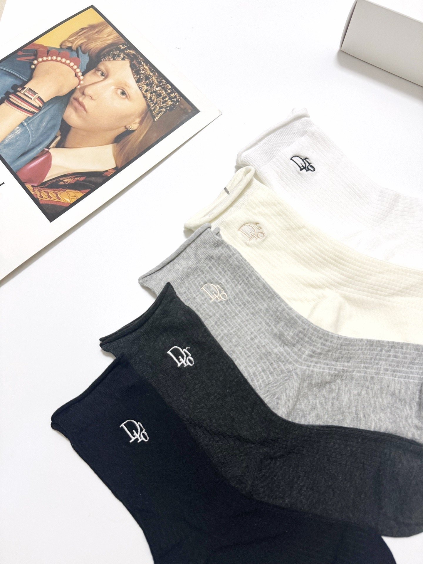 配包装 🌟【一盒5 双】  🌟Dior 迪奥 经典字母logo 纯棉中筒袜 ，ins超火爆空调袜，纯棉面料，潮人必备 ，