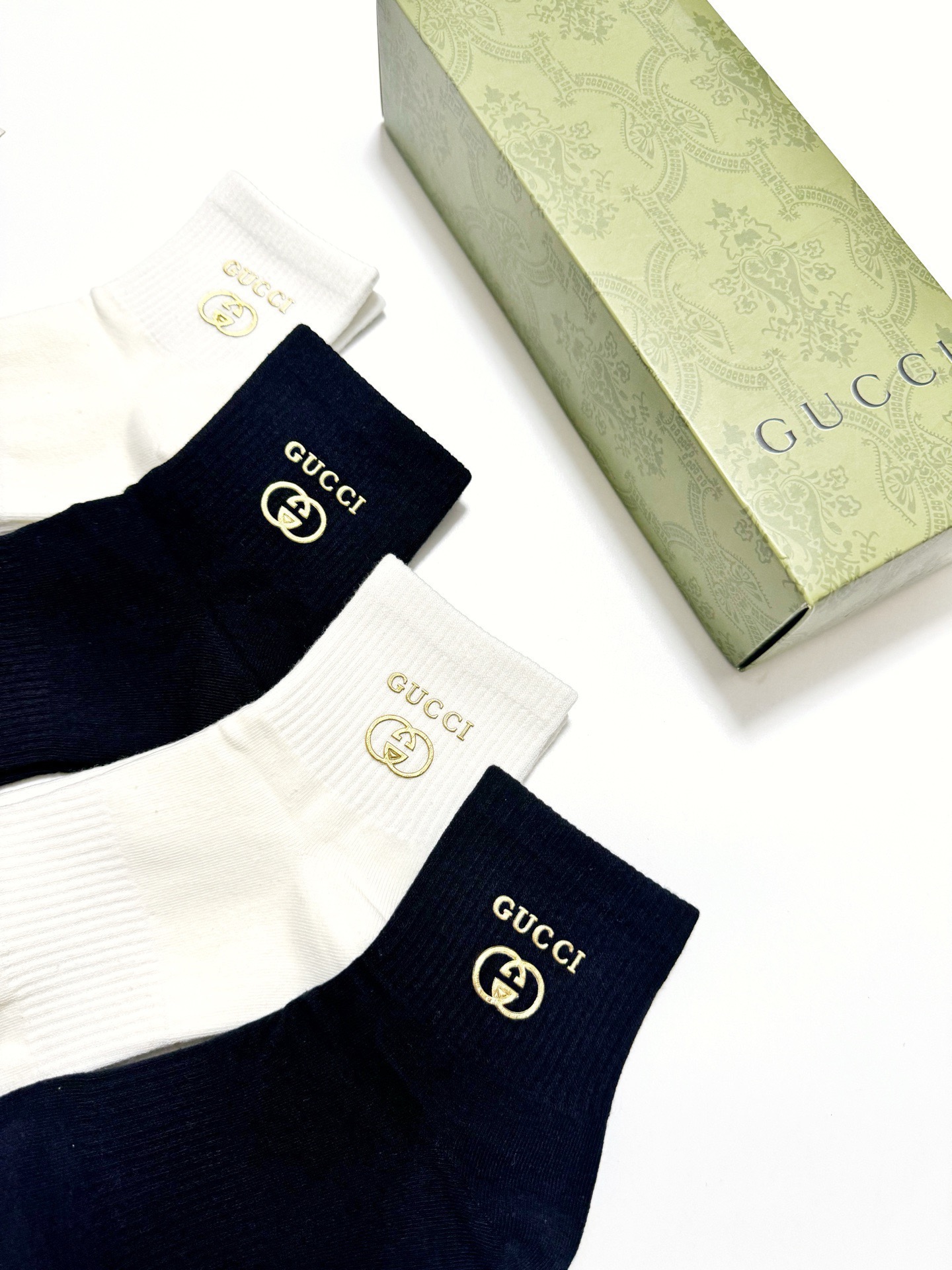 配包装 🌟【一盒4 双】 🌟Gucci 古琦 经典字母logo纯棉中筒袜   🌟ins爆款！专柜在售ing 🌟好看到爆炸