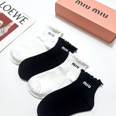 配包装 🌟【一盒4双】 🌟缪缪 miumiu 经典字母logo 纯棉短筒袜 经典纯色短袜 🌟ins爆款!专柜在售ing 配包装 🌟【一盒4双】 🌟缪缪 miumiu 经典字母logo 纯棉短筒袜 经典纯色短袜 🌟ins爆款!专柜在售ing