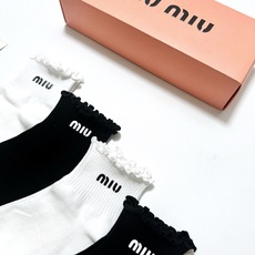配包装 🌟【一盒4双】 🌟缪缪 miumiu 经典字母logo 纯棉短筒袜 经典纯色短袜 🌟ins爆款!专柜在售ing 配包装 🌟【一盒4双】 🌟缪缪 miumiu 经典字母logo 纯棉短筒袜 经典纯色短袜 🌟ins爆款!专柜在售ing