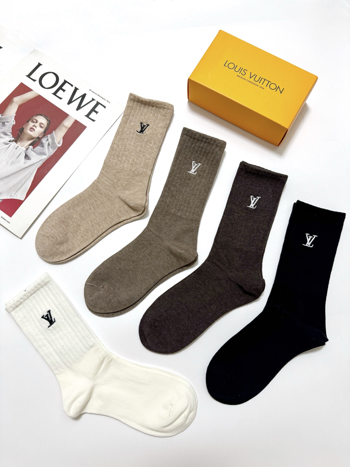 配包装 🌟【一盒5 双】 🌟LV 路易威登 经典刺绣字母logo 纯棉中筒袜 ,ins超火爆小腿袜,纯棉面料,潮人 配包装 🌟【一盒5 双】 🌟LV 路易威登 经典刺绣字母logo 纯棉中筒袜 ,ins超火爆小腿袜,纯棉面料,潮人