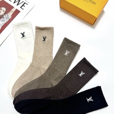 配包装 🌟【一盒5 双】 🌟LV 路易威登 经典刺绣字母logo 纯棉中筒袜 ,ins超火爆小腿袜,纯棉面料,潮人 配包装 🌟【一盒5 双】 🌟LV 路易威登 经典刺绣字母logo 纯棉中筒袜 ,ins超火爆小腿袜,纯棉面料,潮人