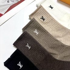 配包装 🌟【一盒5 双】 🌟LV 路易威登 经典刺绣字母logo 纯棉中筒袜 ,ins超火爆小腿袜,纯棉面料,潮人 配包装 🌟【一盒5 双】 🌟LV 路易威登 经典刺绣字母logo 纯棉中筒袜 ,ins超火爆小腿袜,纯棉面料,潮人