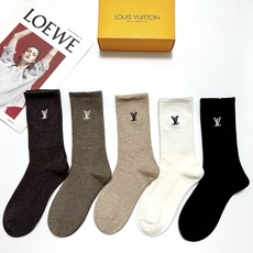 配包装 🌟【一盒5 双】 🌟LV 路易威登 经典刺绣字母logo 纯棉中筒袜 ,ins超火爆小腿袜,纯棉面料,潮人 配包装 🌟【一盒5 双】 🌟LV 路易威登 经典刺绣字母logo 纯棉中筒袜 ,ins超火爆小腿袜,纯棉面料,潮人