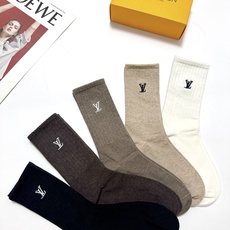 配包装 🌟【一盒5 双】 🌟LV 路易威登 经典刺绣字母logo 纯棉中筒袜 ,ins超火爆小腿袜,纯棉面料,潮人 配包装 🌟【一盒5 双】 🌟LV 路易威登 经典刺绣字母logo 纯棉中筒袜 ,ins超火爆小腿袜,纯棉面料,潮人