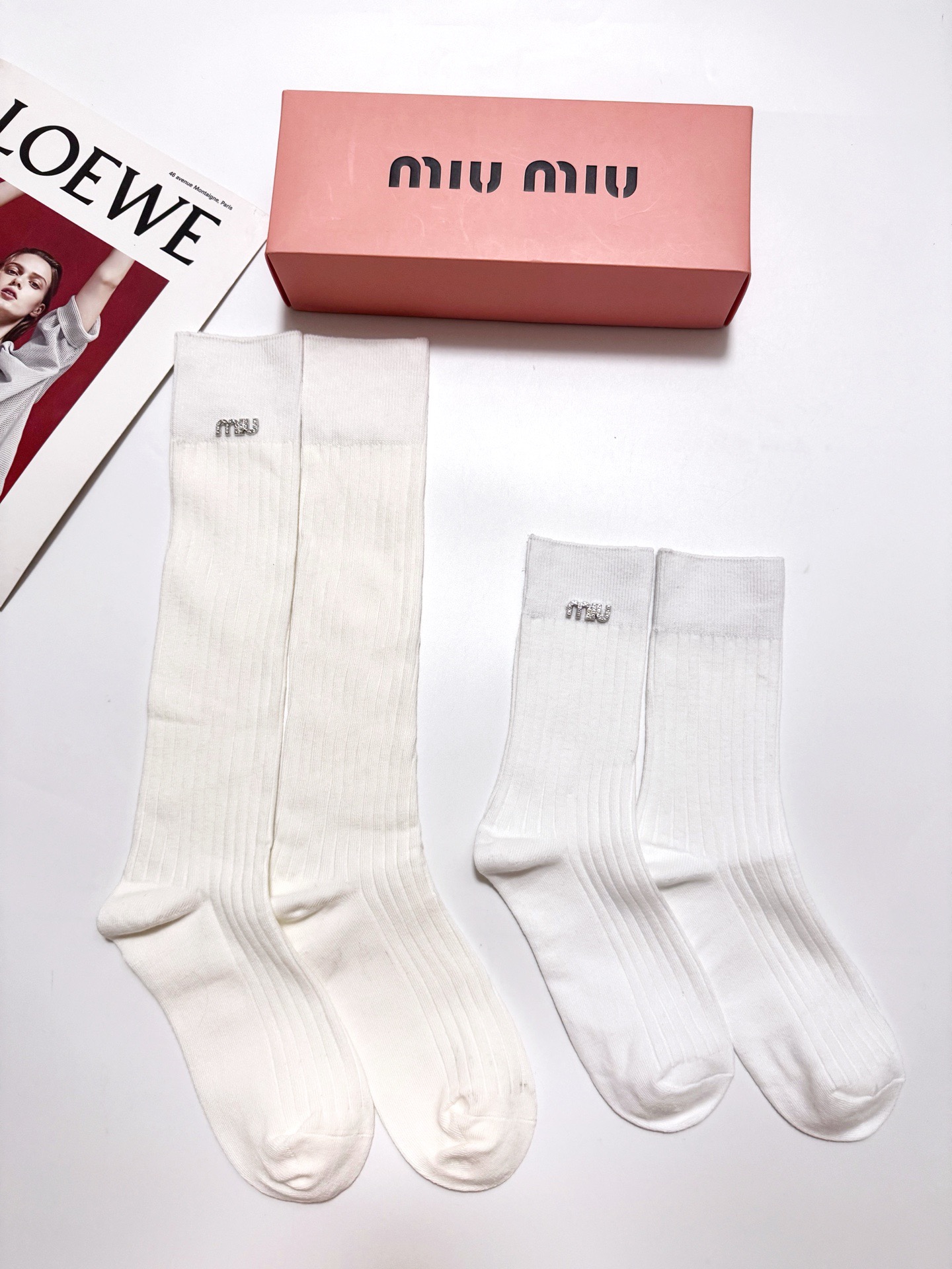 配包装 🌟【一盒2双】  🌟缪缪 miumiu 经典字母logo 纯棉高筒袜/中筒袜   ，ins超火爆小腿袜，纯棉面料
