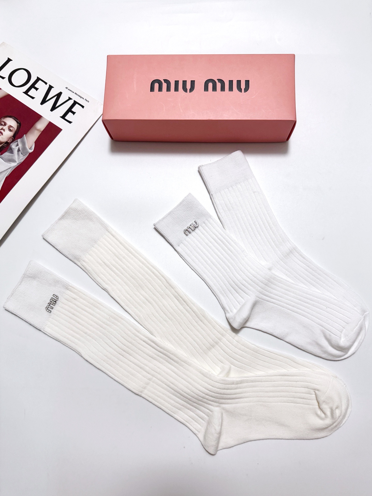 配包装 🌟【一盒2双】  🌟缪缪 miumiu 经典字母logo 纯棉高筒袜/中筒袜   ，ins超火爆小腿袜，纯棉面料