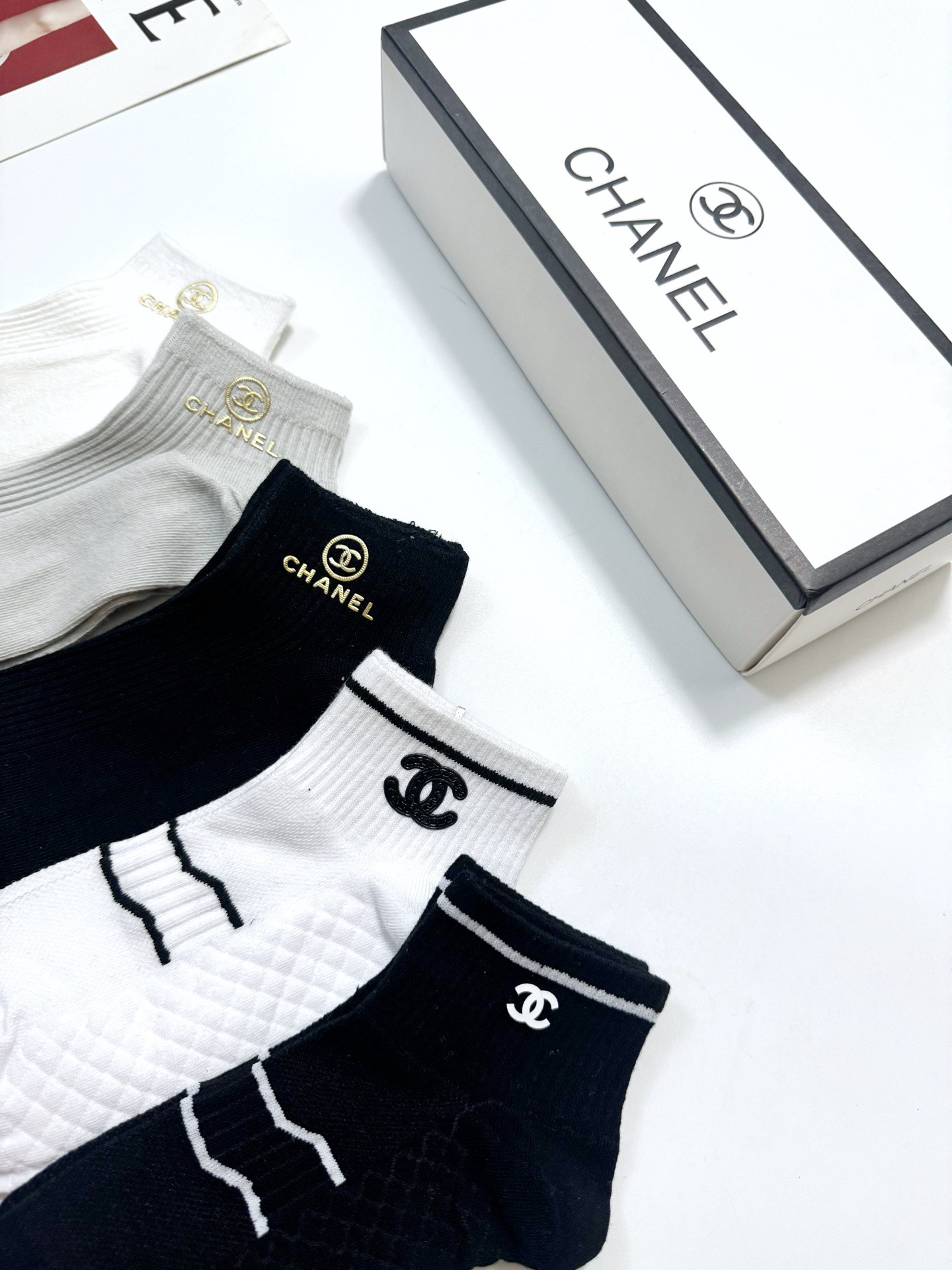 配包装 🌟【一盒5双】 🌟Chanel 香奈儿 经典字母logo 纯棉短筒袜 ,ins超火爆 纯棉面料,潮人必备 配包装 🌟【一盒5双】 🌟Chanel 香奈儿 经典字母logo 纯棉短筒袜 ,ins超火爆 纯棉面料,潮人必备