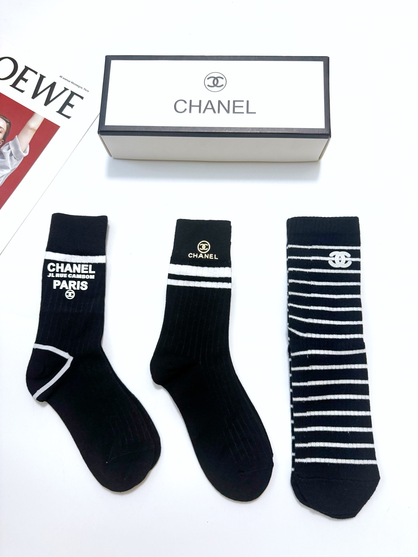 配包装 🌟【一盒3双】 🌟Chanel 香奈儿 经典字母logo 纯棉中筒袜 ,ins超火爆小腿袜,纯棉面料,潮人 配包装 🌟【一盒3双】 🌟Chanel 香奈儿 经典字母logo 纯棉中筒袜 ,ins超火爆小腿袜,纯棉面料,潮人