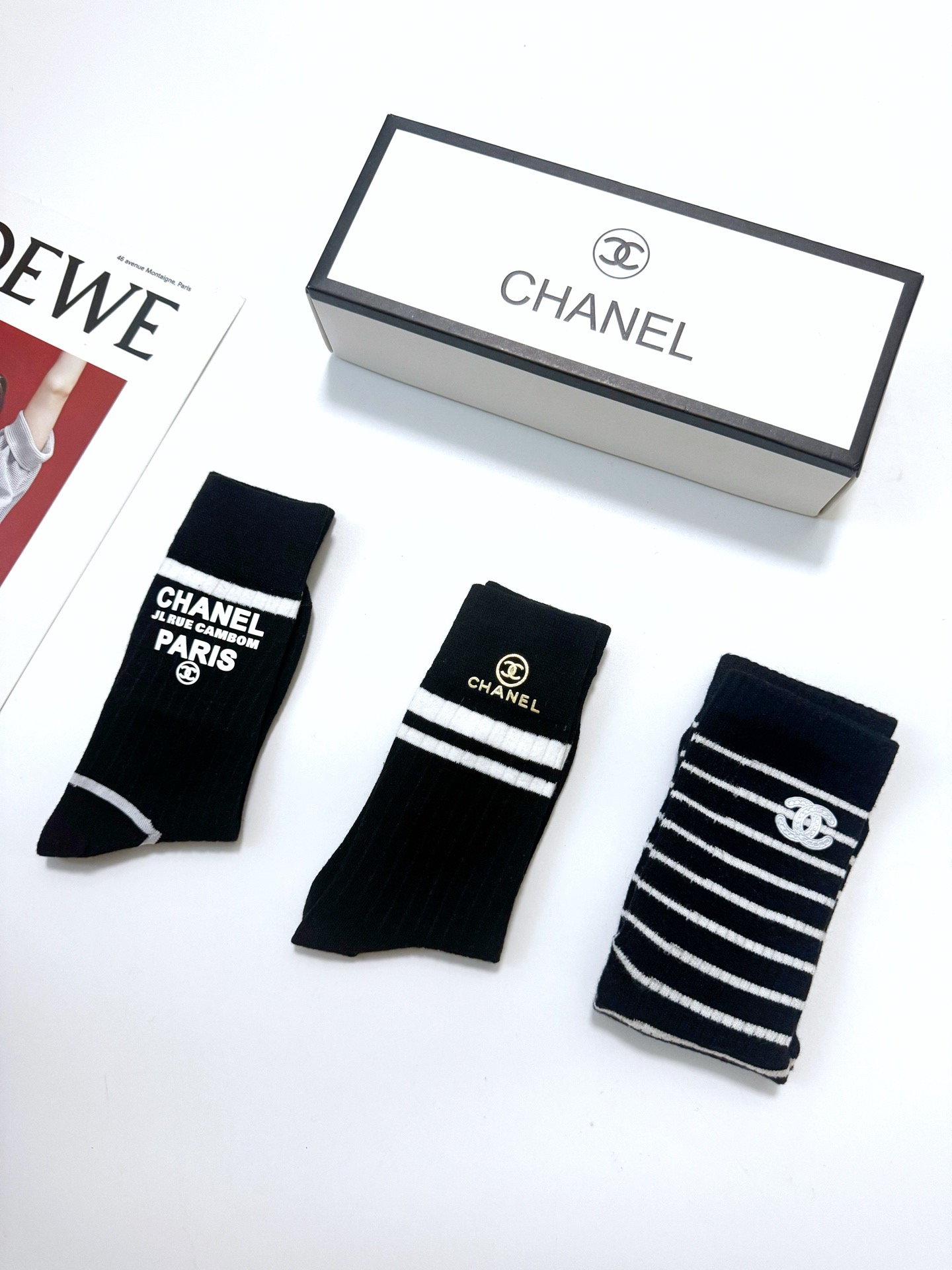 配包装 🌟【一盒3双】 🌟Chanel 香奈儿 经典字母logo 纯棉中筒袜 ,ins超火爆小腿袜,纯棉面料,潮人 配包装 🌟【一盒3双】 🌟Chanel 香奈儿 经典字母logo 纯棉中筒袜 ,ins超火爆小腿袜,纯棉面料,潮人
