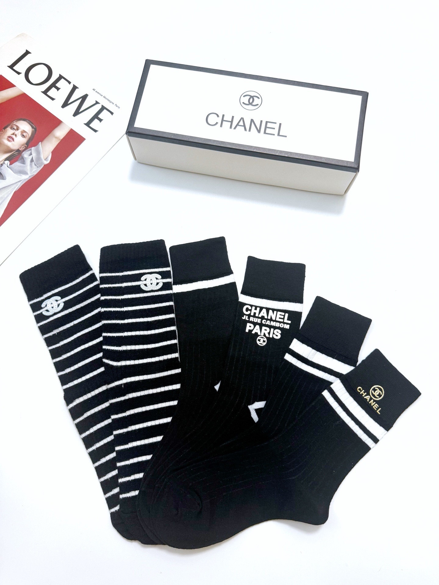 配包装 🌟【一盒3双】 🌟Chanel 香奈儿 经典字母logo 纯棉中筒袜 ,ins超火爆小腿袜,纯棉面料,潮人 配包装 🌟【一盒3双】 🌟Chanel 香奈儿 经典字母logo 纯棉中筒袜 ,ins超火爆小腿袜,纯棉面料,潮人