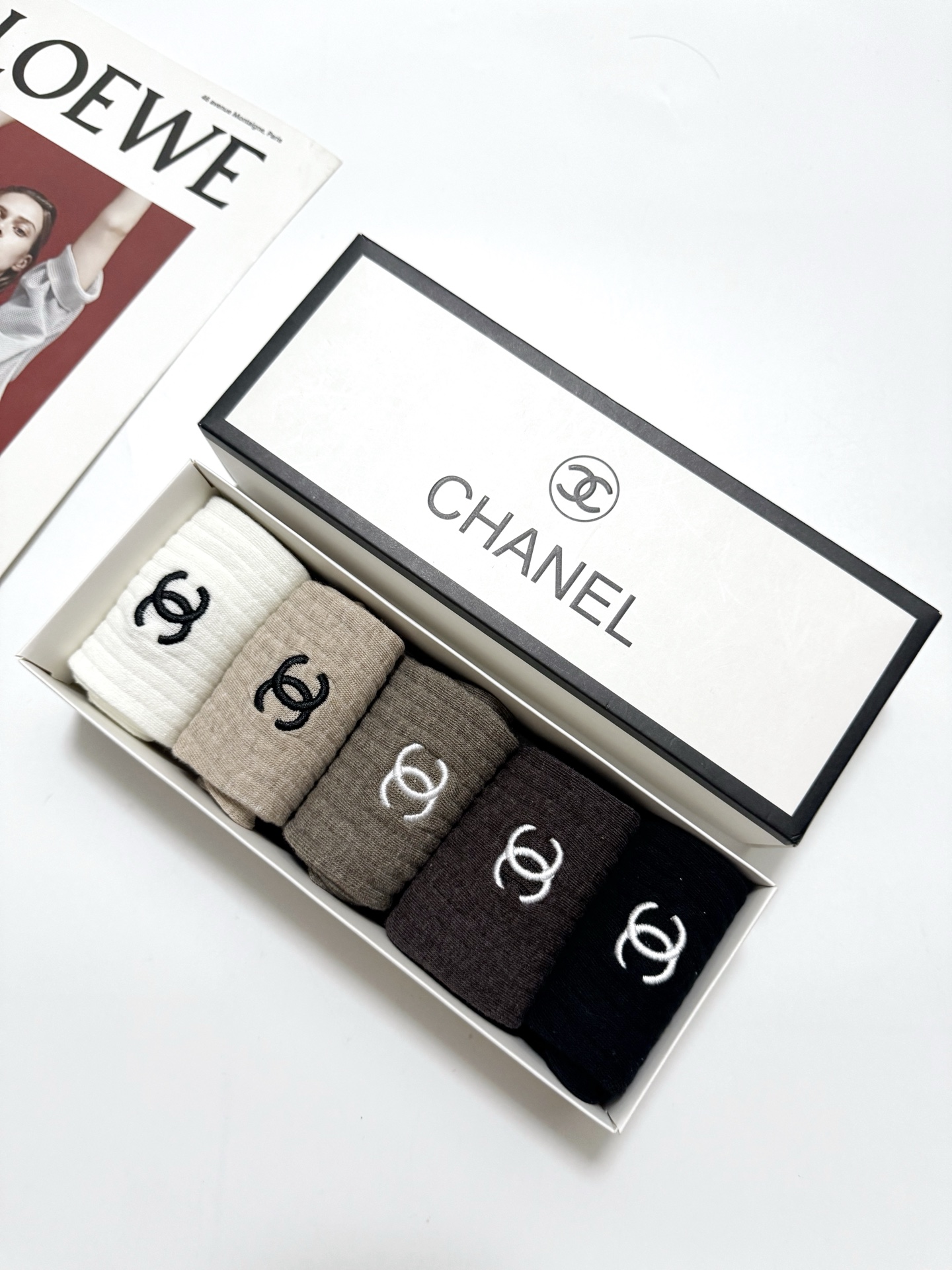 配包装 🌟【一盒5 双】 🌟Chanel 香奈儿 经典刺绣字母logo 纯棉中筒袜 ,ins超火爆小腿袜,纯棉面料 配包装 🌟【一盒5 双】 🌟Chanel 香奈儿 经典刺绣字母logo 纯棉中筒袜 ,ins超火爆小腿袜,纯棉面料