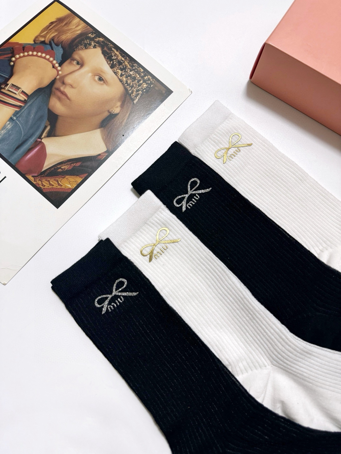 配包装 🌟【一盒4 双】 🌟缪缪 miumiu 经典字母logo 超薄无骨中筒袜，纯棉 条纹小腿袜 堆堆袜  🌟ins爆