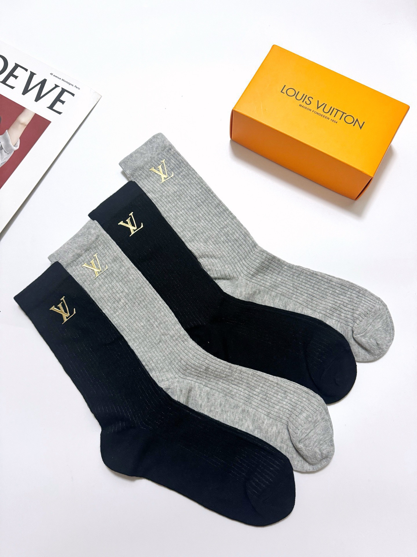 配包装 🌟【一盒4 双】 🌟LV 路易威登 爆款字母logo中筒袜 小腿袜🔥纯棉混纺材质，超完美配色，款式经典，专柜同步