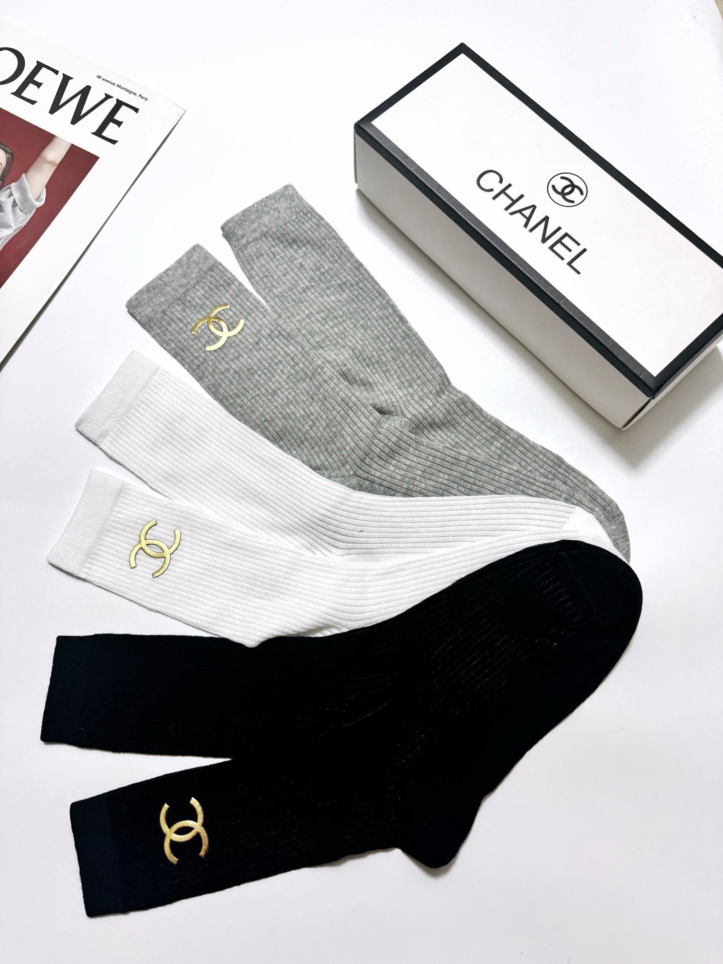 配包装 🌟【一盒3 双】  🌟Chanel 香奈儿 经典字母logo 超薄透气中筒袜 ，ins超火爆空调袜，潮人必备 ，