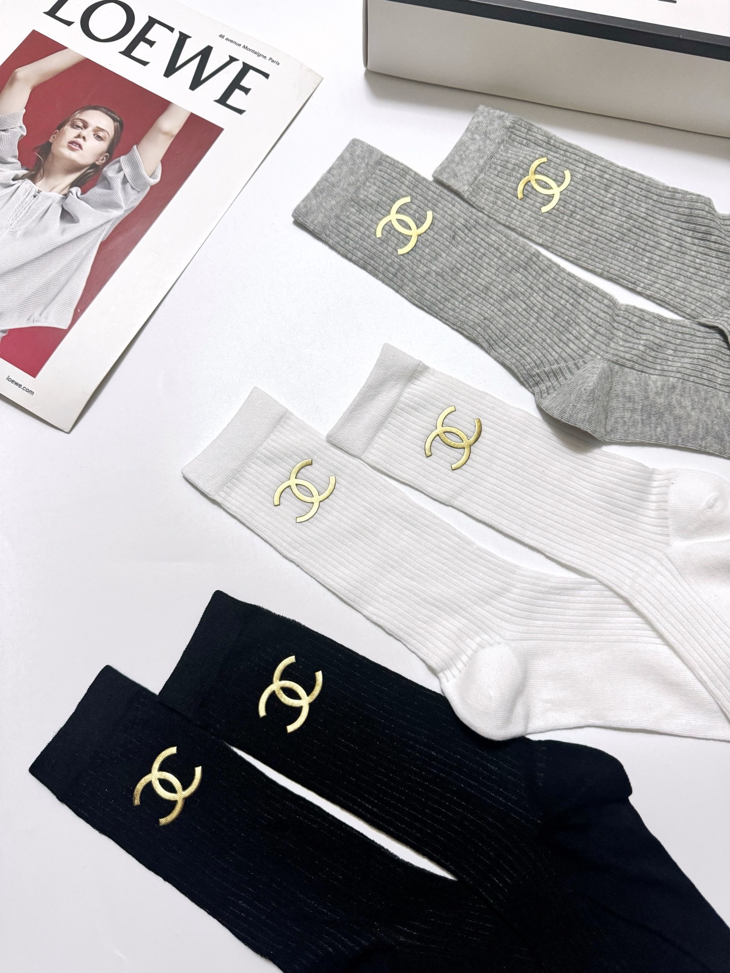 配包装 🌟【一盒3 双】  🌟Chanel 香奈儿 经典字母logo 超薄透气中筒袜 ，ins超火爆空调袜，潮人必备 ，