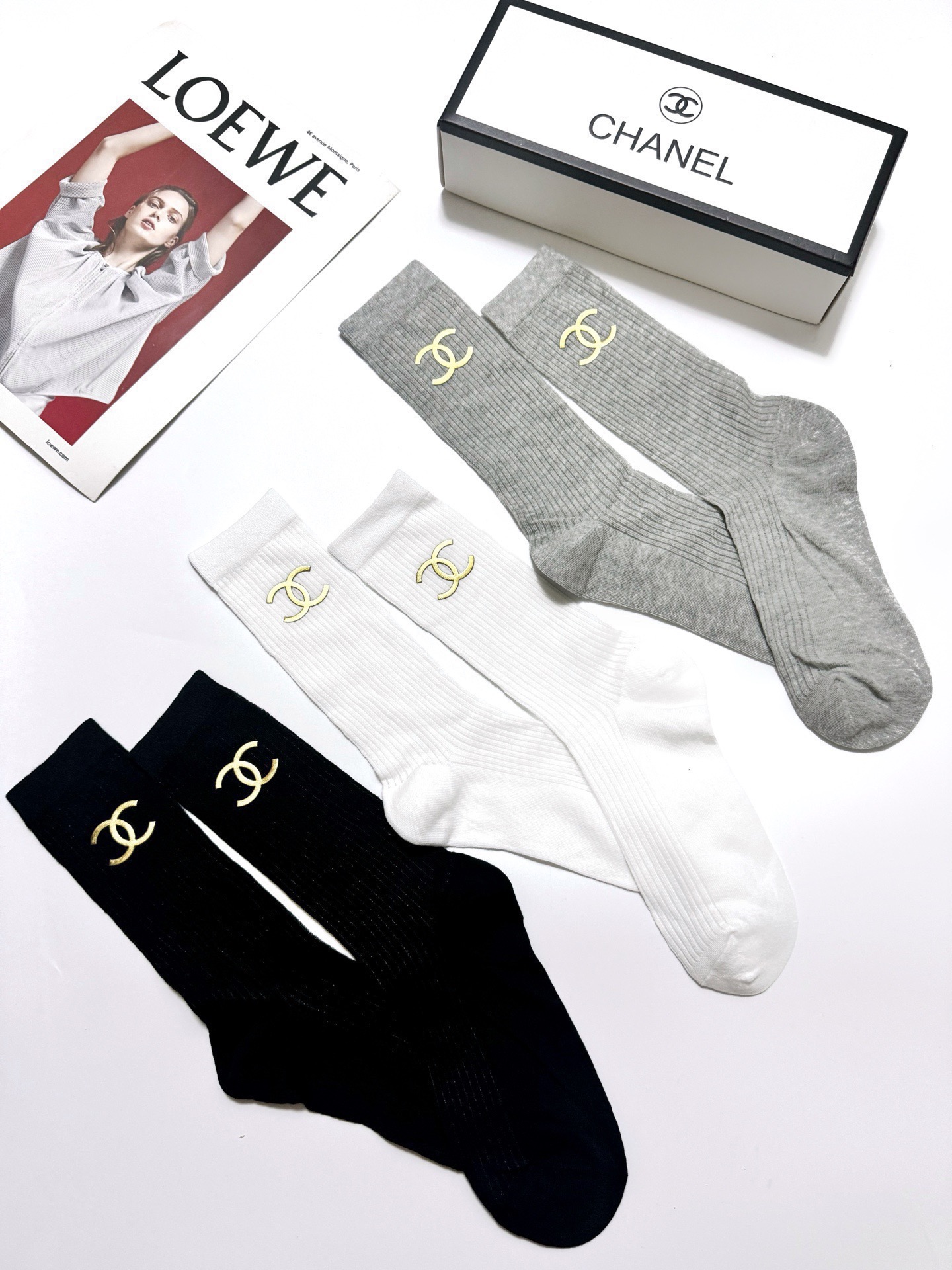 配包装 🌟【一盒3 双】  🌟Chanel 香奈儿 经典字母logo 超薄透气中筒袜 ，ins超火爆空调袜，潮人必备 ，