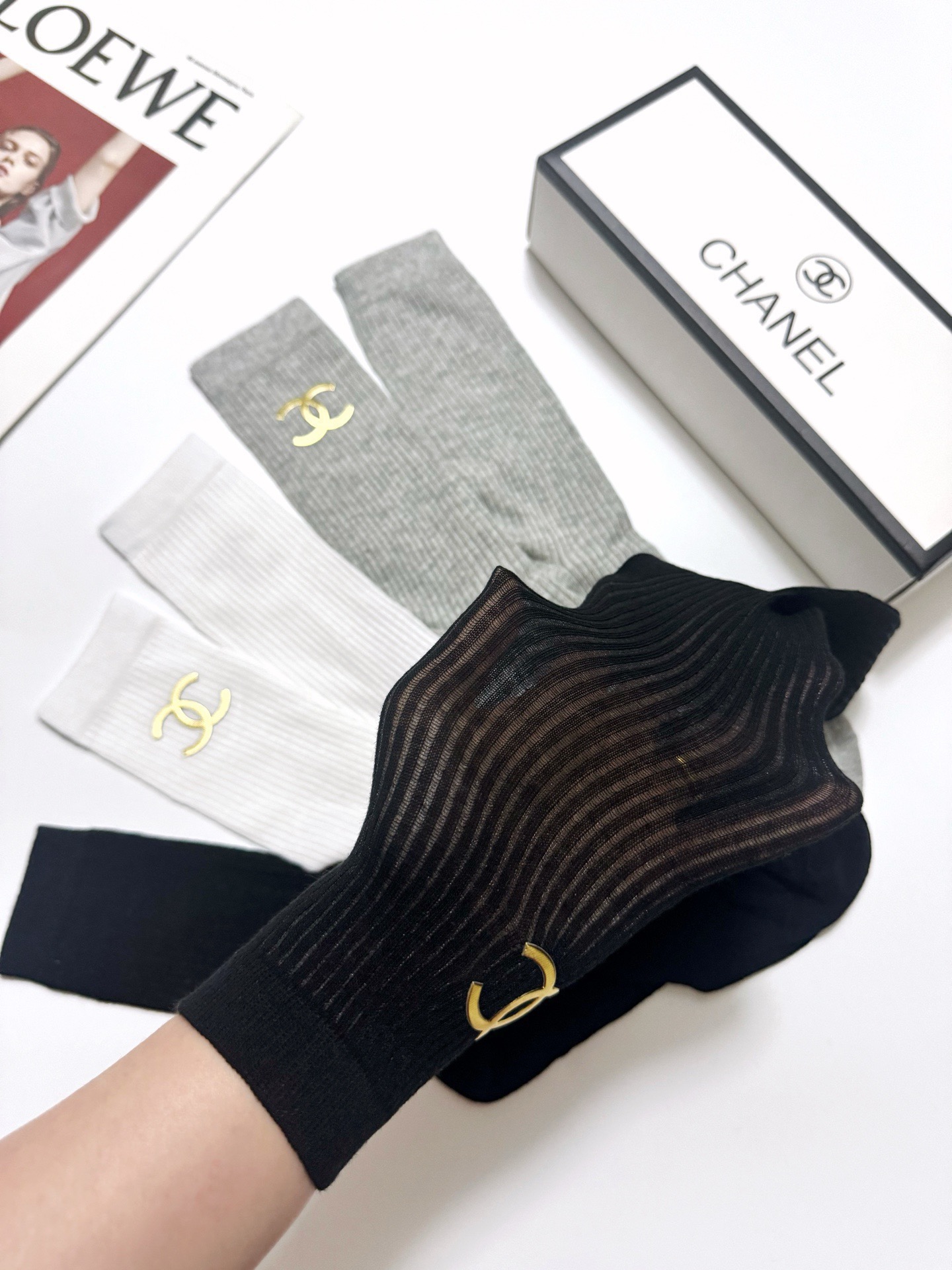 配包装 🌟【一盒3 双】  🌟Chanel 香奈儿 经典字母logo 超薄透气中筒袜 ，ins超火爆空调袜，潮人必备 ，