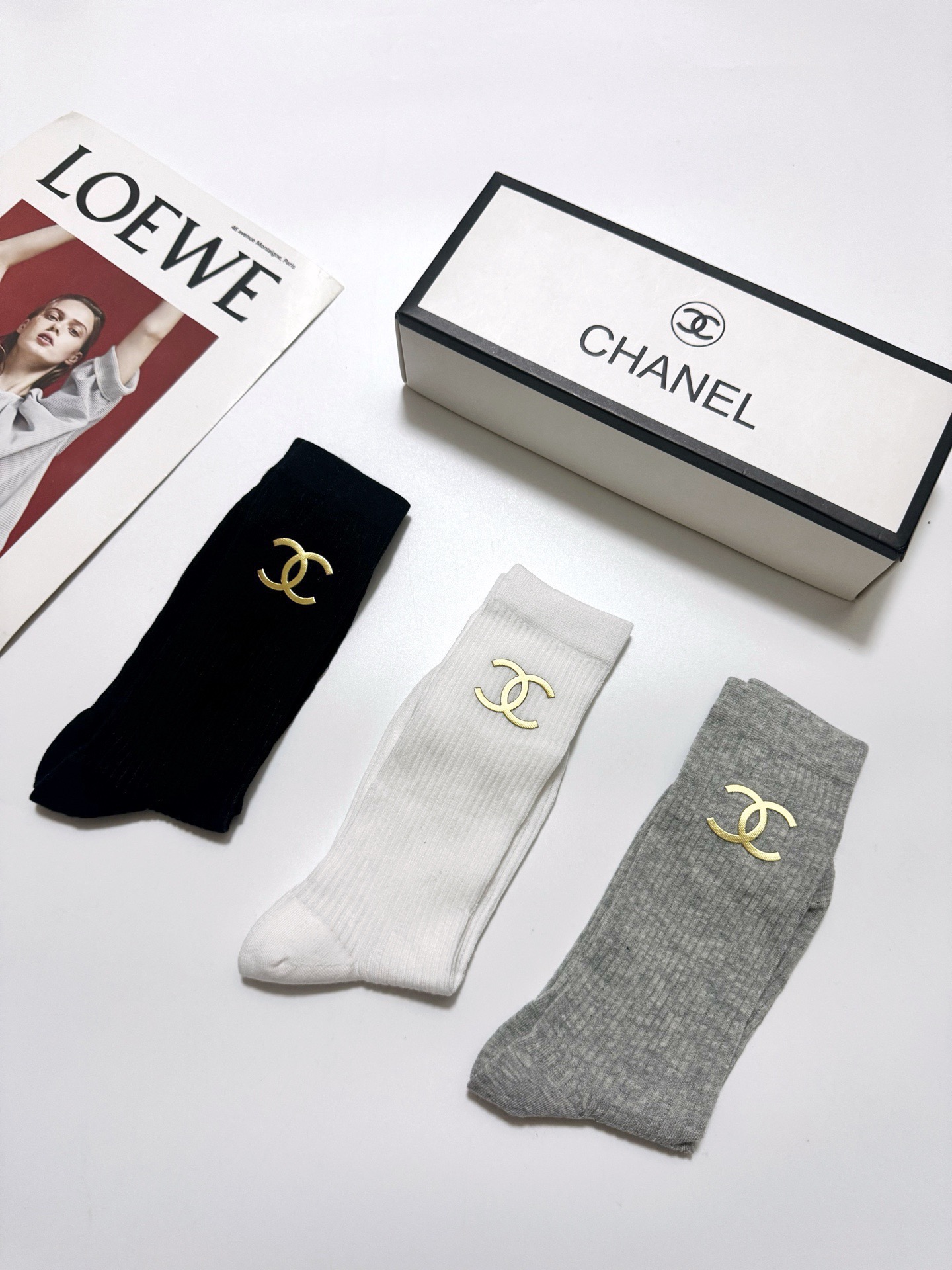 配包装 🌟【一盒3 双】  🌟Chanel 香奈儿 经典字母logo 超薄透气中筒袜 ，ins超火爆空调袜，潮人必备 ，