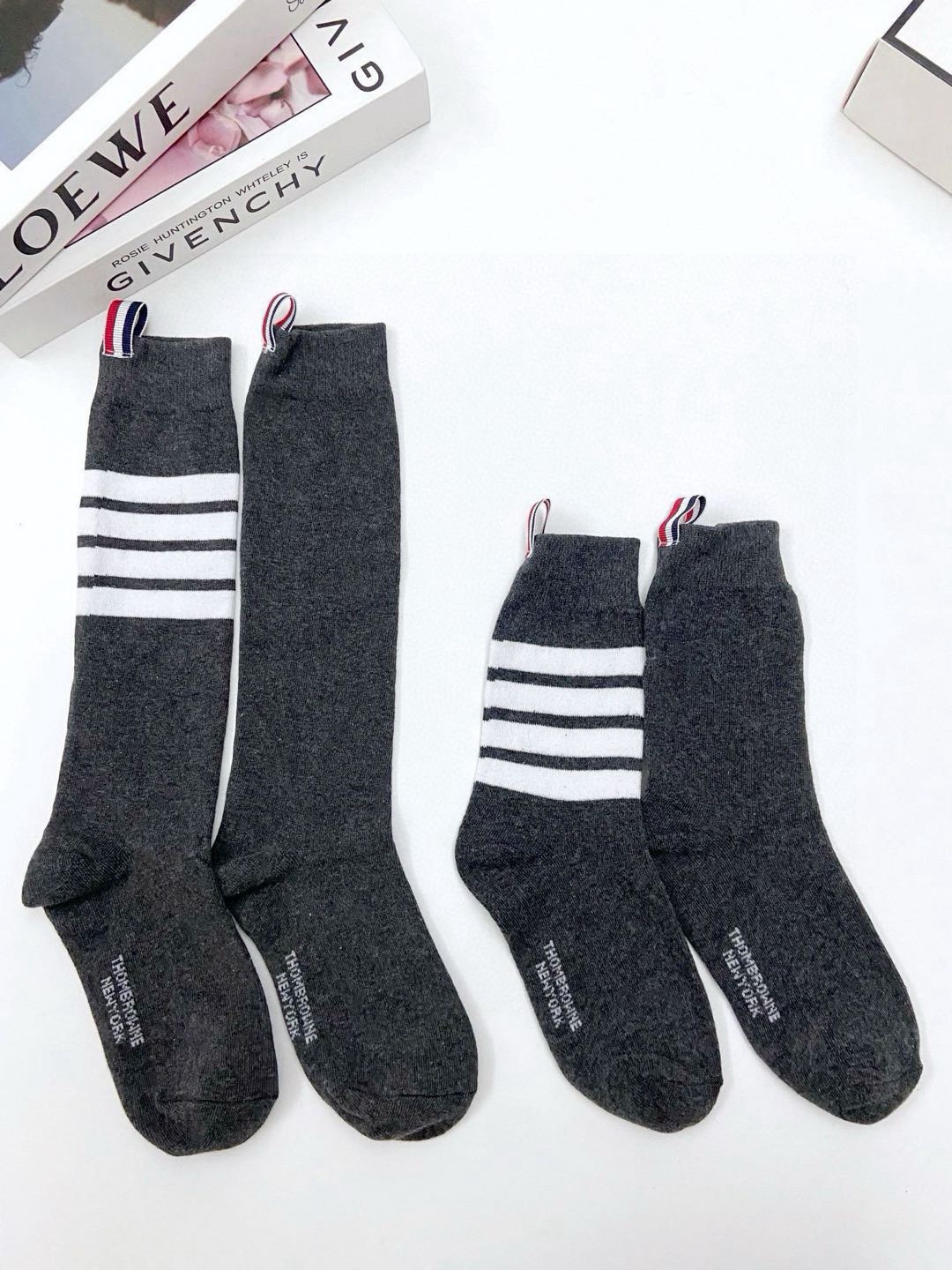 配原版盒 🌟【一盒2 双】 🌟THOM BROWNE · 桑姆 布朗尼❗ 🌟超级爆款！网红小腿袜，中筒袜+长筒袜，经典爆