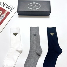 配包装 🌟【一盒3 双】 🌟Prada 普拉达 经典字母logo 纯棉长筒袜 ,ins火爆纯色设计,潮人必备 ,个 配包装 🌟【一盒3 双】 🌟Prada 普拉达 经典字母logo 纯棉长筒袜 ,ins火爆纯色设计,潮人必备 ,个
