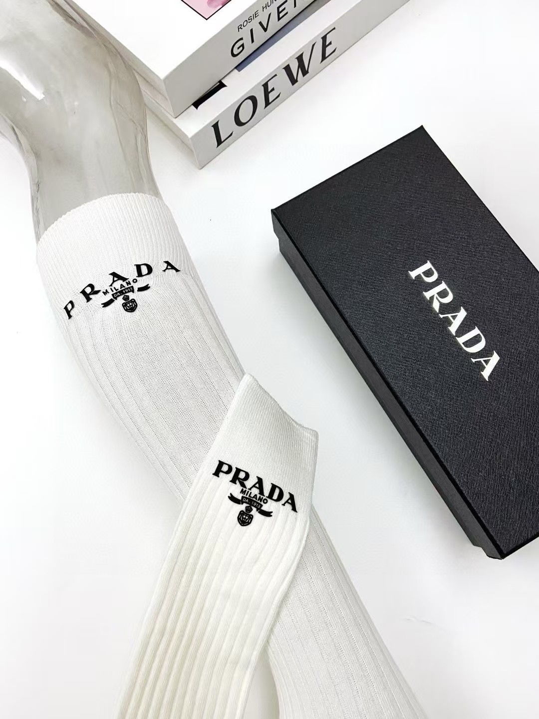 配包装 🌟【一盒2双】 🌟Prada 普拉达 经典字母logo纯棉中筒袜   🌟ins爆款！专柜在售ing 🌟好看到爆炸
