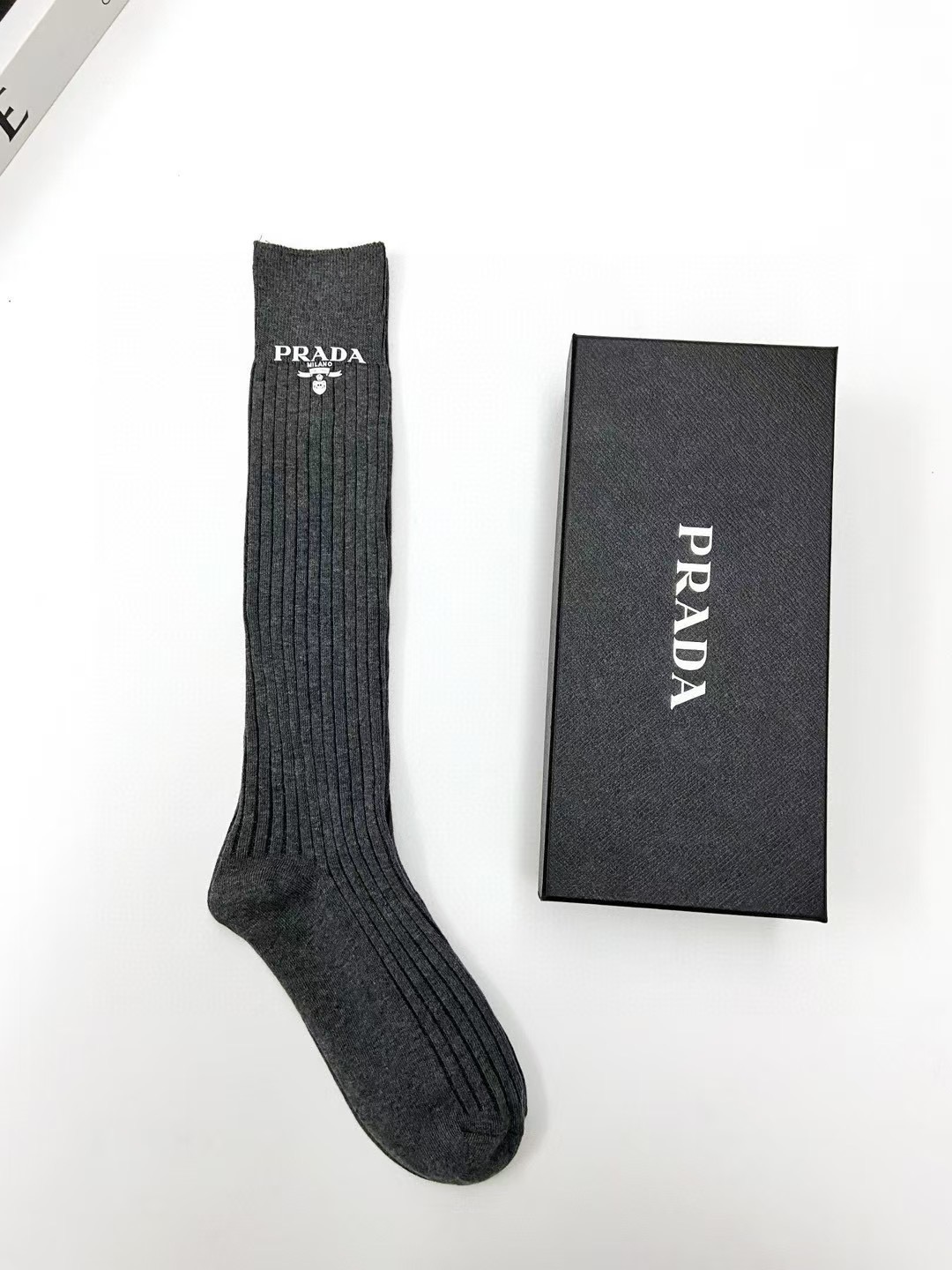 配包装 🌟【一盒2双】 🌟Prada 普拉达 经典字母logo纯棉中筒袜   🌟ins爆款！专柜在售ing 🌟好看到爆炸