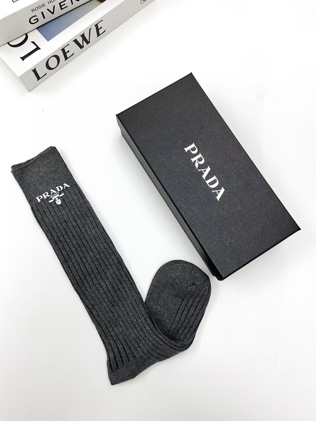 配包装 🌟【一盒2双】 🌟Prada 普拉达 经典字母logo纯棉中筒袜   🌟ins爆款！专柜在售ing 🌟好看到爆炸