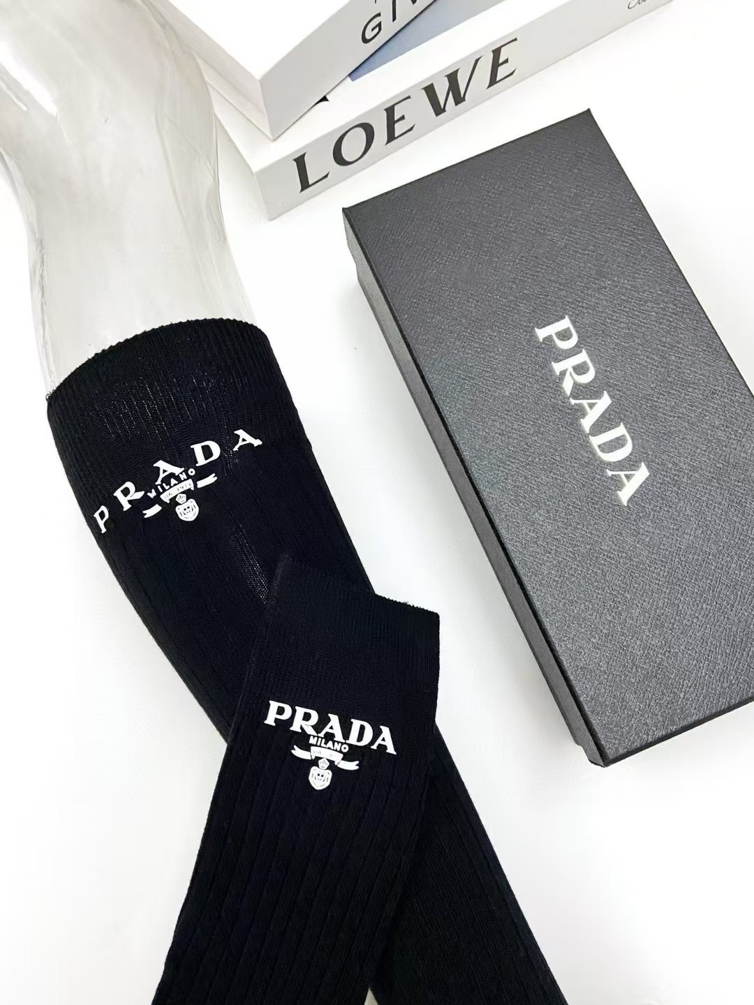 配包装 🌟【一盒2双】 🌟Prada 普拉达 经典字母logo纯棉中筒袜   🌟ins爆款！专柜在售ing 🌟好看到爆炸