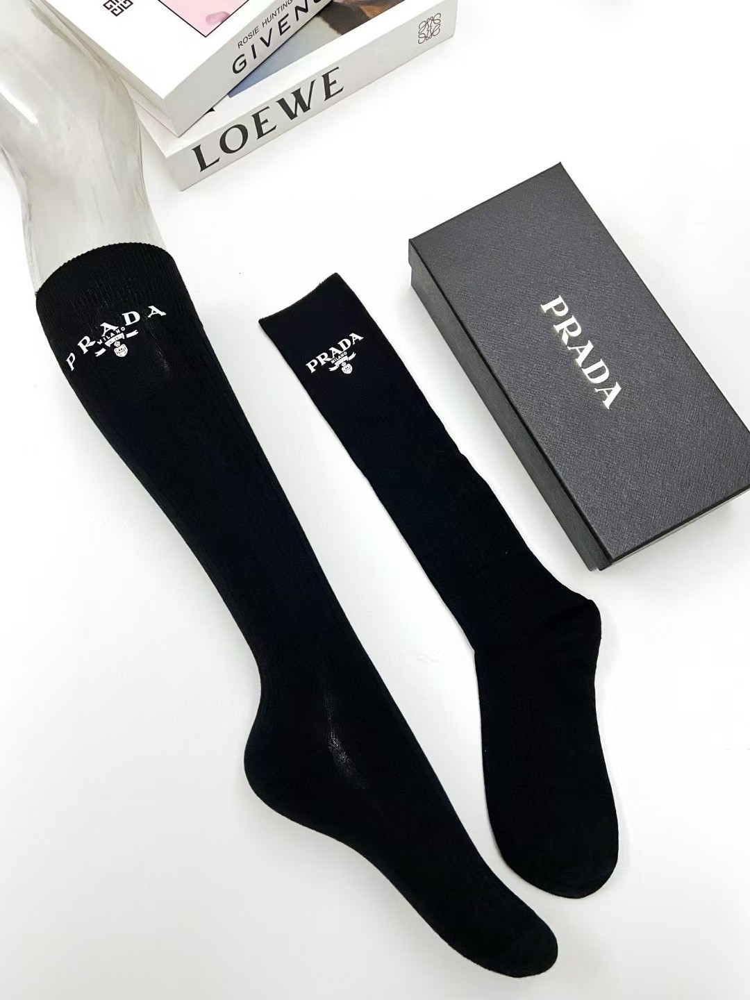 配包装 🌟【一盒2双】 🌟Prada 普拉达 经典字母logo纯棉中筒袜   🌟ins爆款！专柜在售ing 🌟好看到爆炸