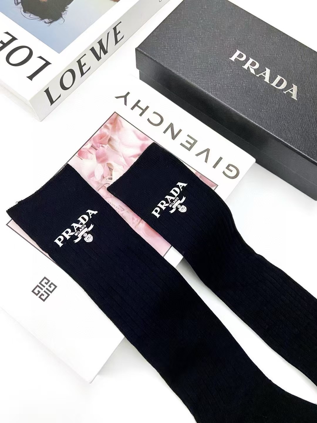 配包装 🌟【一盒2双】 🌟Prada 普拉达 经典字母logo纯棉中筒袜   🌟ins爆款！专柜在售ing 🌟好看到爆炸